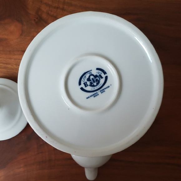 Elegant White Porcelain Teapot - Picture 4 of 6